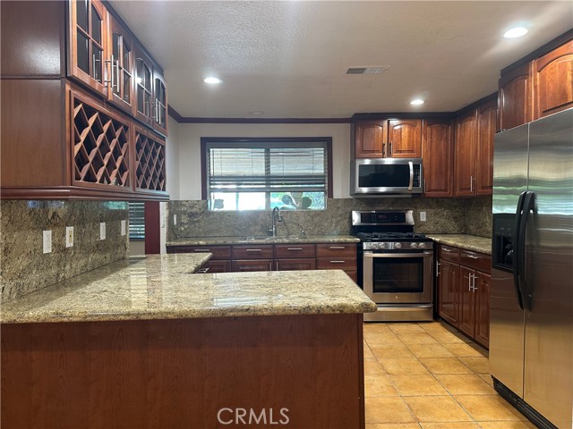 Detail Gallery Image 6 of 13 For 7721 Rhea Ave, Reseda,  CA 91335 - 3 Beds | 2 Baths