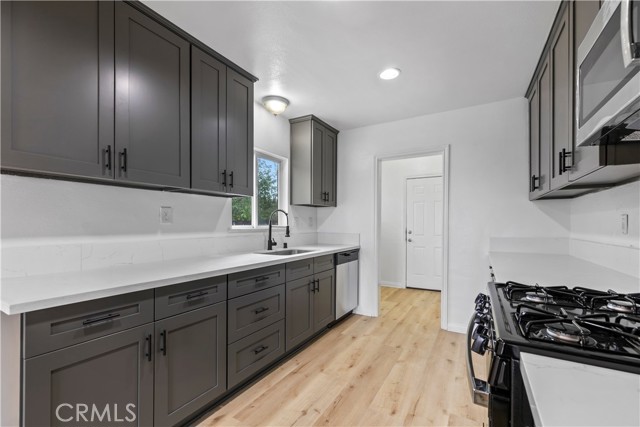 Detail Gallery Image 3 of 50 For 18264 Pine, Fontana,  CA 92335 - 3 Beds | 2 Baths