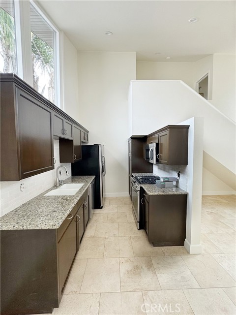 Detail Gallery Image 5 of 23 For 4100 Shorecrest Ln, Corona Del Mar,  CA 92625 - 2 Beds | 1 Baths