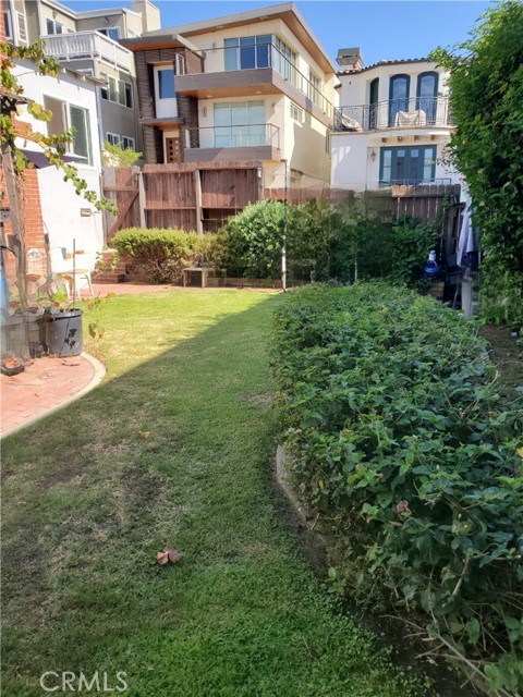 Vacant 1/2 lot used as yard by front duplex unit Vacant 1/2 lot used as yard by front duplex unit