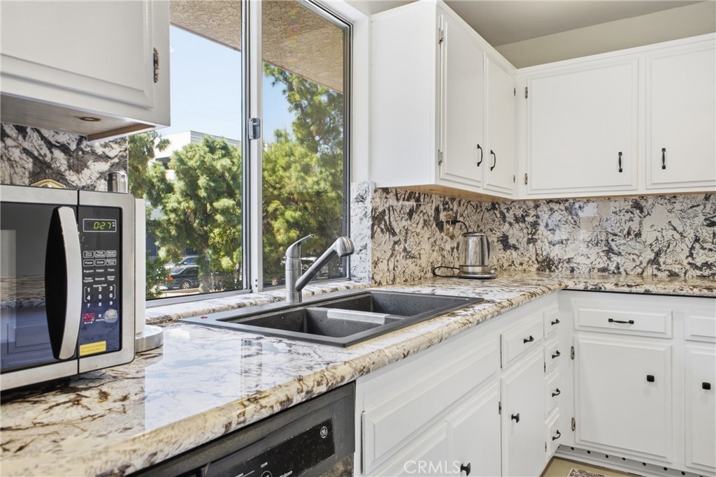 https://media.crmls.org/medias/26385359-14eb-4cbb-a1a9-3a327246a8bb.jpg?preset=X-Large