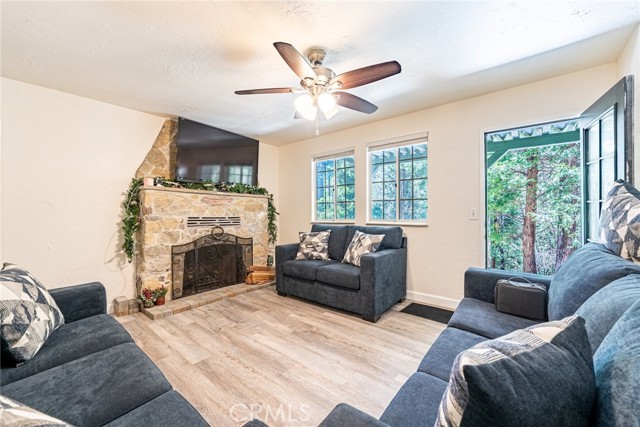23120 Sycamore Lane, Crestline CA: https://media.crmls.org/medias/26398aef-8afb-4e2f-a4a5-4436367ce2fc.jpg