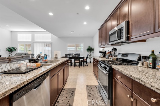16252 Gibson Street, Victorville CA: https://media.crmls.org/medias/263c20bf-258e-4d3d-b2ad-2d216e4472d7.jpg