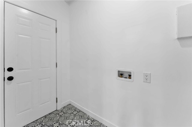 1236 S Cloverdale Avenue, Los Angeles CA: https://media.crmls.org/medias/263e433e-6337-4822-abe0-00d44ceaa2be.jpg