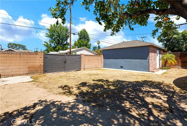 Detail Gallery Image 14 of 16 For 7517 Louise Ave, Lake Balboa,  CA 91406 - 2 Beds | 2 Baths