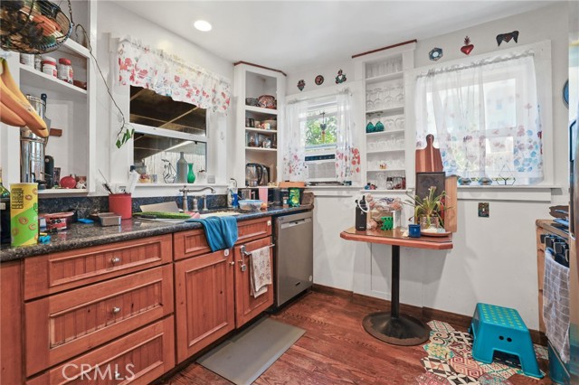 932 Coronado Avenue, Long Beach CA: https://media.crmls.org/medias/264509f6-535a-45a9-babd-9d2f18af7a2d.jpg