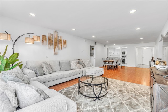 2318 Fox Hill, Los Angeles CA: https://media.crmls.org/medias/264b5243-ca14-4617-9052-551f63a7e93b.jpg