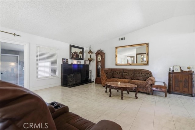 15235 Newmont, Lancaster CA: https://media.crmls.org/medias/264c099f-7090-4026-934b-34123834d1ba.jpg