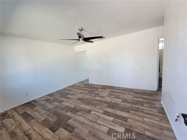 11015 Oakwood Avenue, Hesperia CA: https://media.crmls.org/medias/264d3bd6-848e-44f2-a6ca-f9900536fdc8.jpg