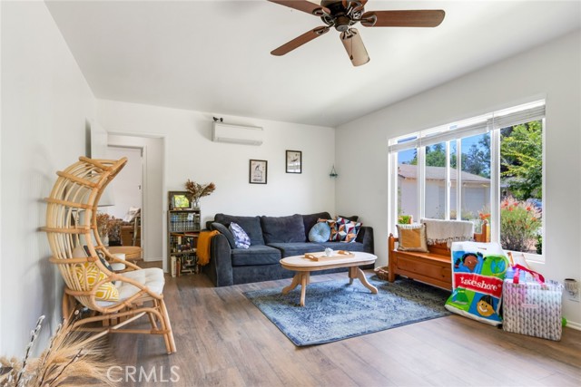 28 N Michigan Street, Redlands CA: https://media.crmls.org/medias/264d3c12-8147-490e-b9a9-0971816dd673.jpg