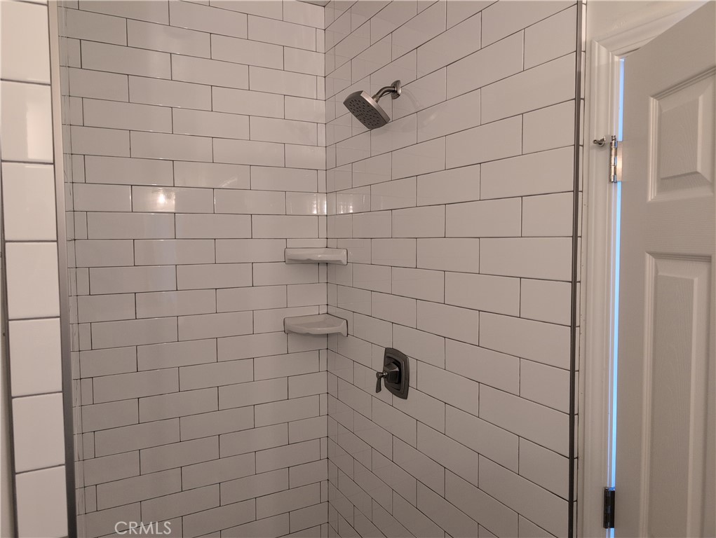 https://media.crmls.org/medias/264e1697-1fdd-4c60-aa95-0d1146c0793f.jpg?preset=X-Large