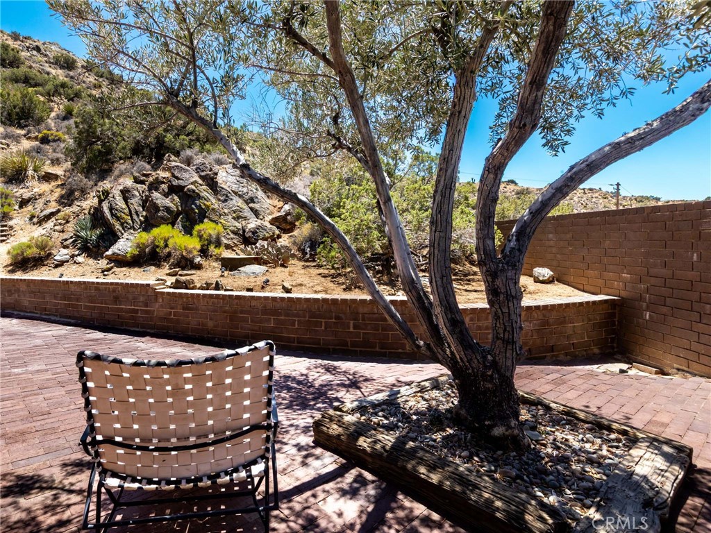 https://media.crmls.org/medias/264fb8f5-2823-4f4d-9c0b-2fdfb57a5df4.jpg?preset=X-Large