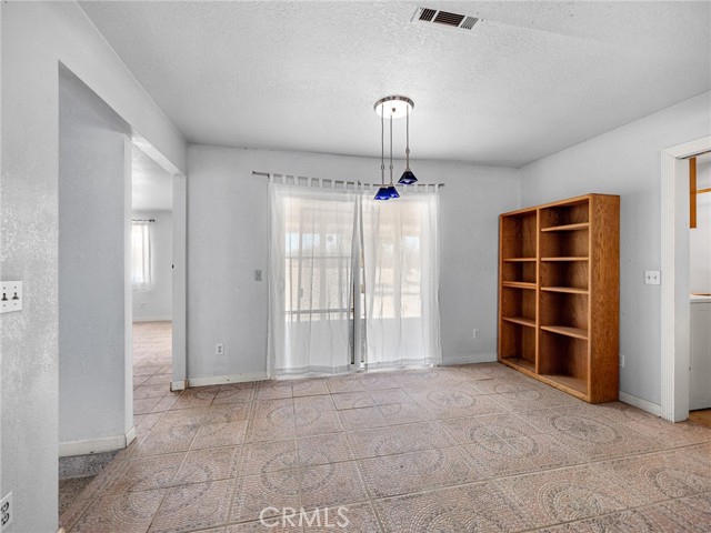 18425 Owatonna Road, Apple Valley CA: https://media.crmls.org/medias/264feb6b-5144-4e6d-ba60-0d8662c49bfb.jpg