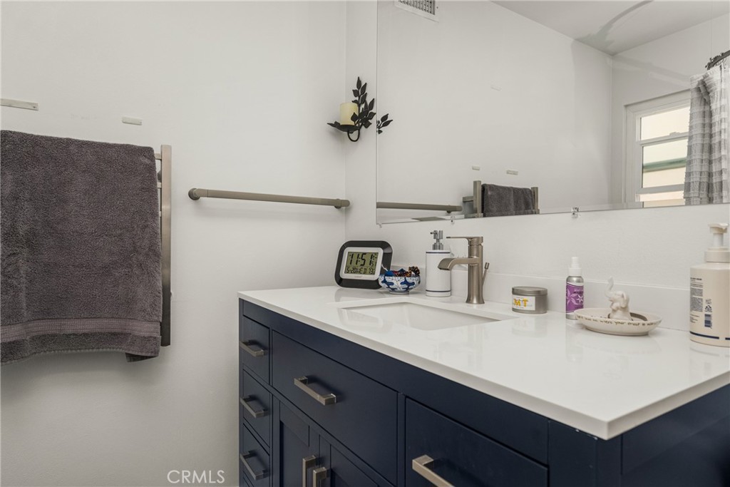 https://media.crmls.org/medias/2657528e-15a4-4583-80a2-c18b4db85f96.jpg?preset=X-Large