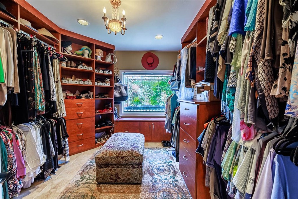 https://media.crmls.org/medias/26591b22-d67c-4406-8b8d-a13206ea2a50.jpg?preset=X-Large