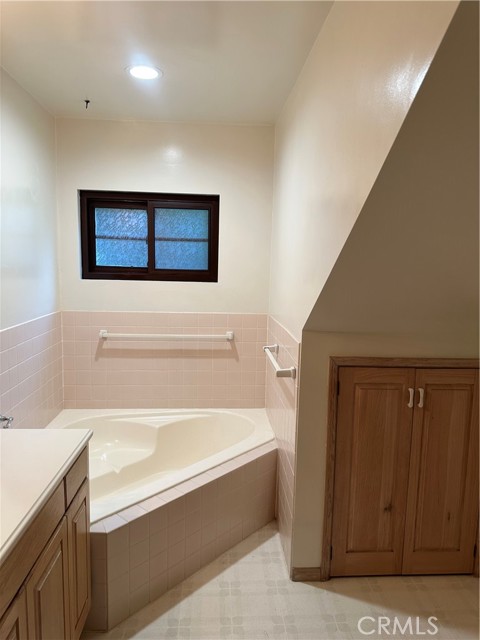 Detail Gallery Image 8 of 11 For 610 Woodward Bld, Pasadena,  CA 91107 - 4 Beds | 2/1 Baths