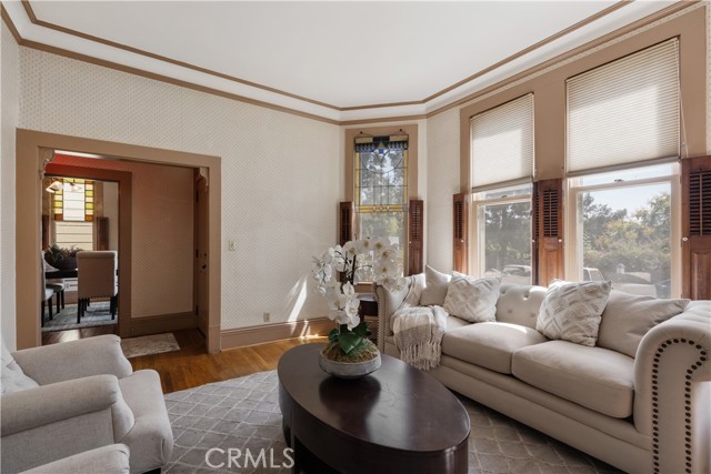 211 E Virginia Avenue, Glendora CA: https://media.crmls.org/medias/265aeaa5-81bd-4a53-91f2-3186011a45e3.jpg