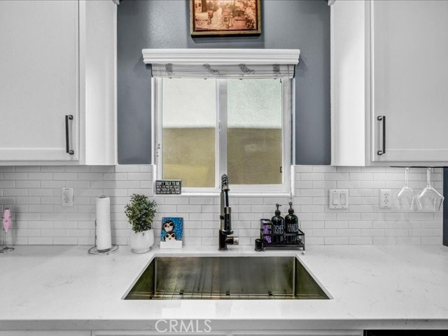 Detail Gallery Image 11 of 27 For 6840 De Celis, Lake Balboa,  CA 91406 - 3 Beds | 4 Baths