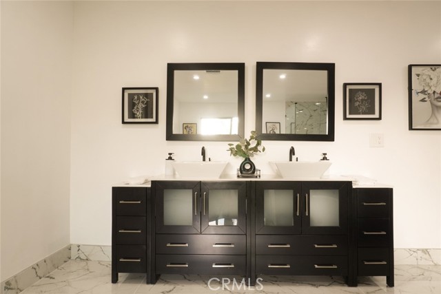 23242 Burbank Boulevard, Woodland Hills CA: https://media.crmls.org/medias/265c0a08-7372-4b3d-9fd2-417907705064.jpg