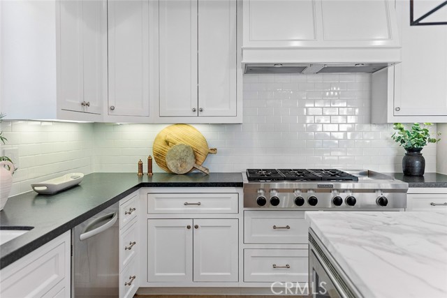 515 Narcissus Avenue, Corona del Mar CA: https://media.crmls.org/medias/265c9bca-04d7-4855-9a8f-e967d0bb2c93.jpg