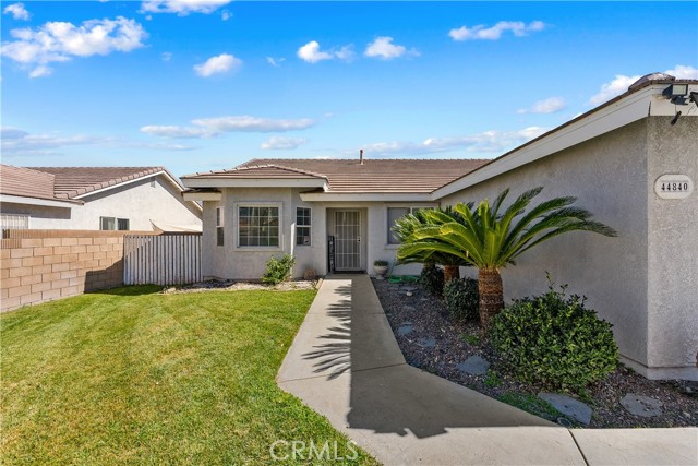 Detail Gallery Image 2 of 27 For 44840 Fenhold, Lancaster,  CA 93535 - 3 Beds | 2 Baths