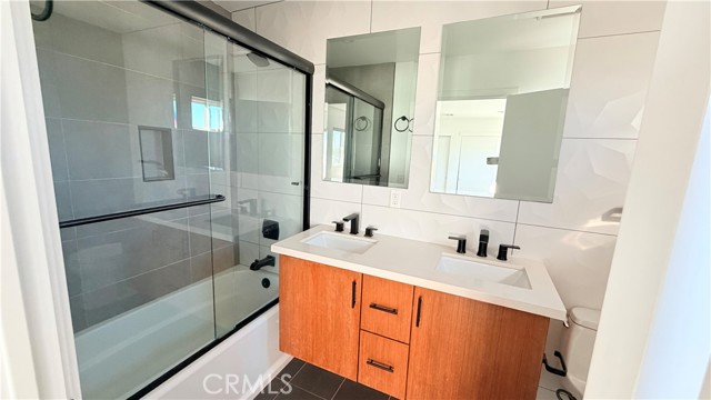 Detail Gallery Image 4 of 25 For 1418 S Cloverdale Ave, Los Angeles,  CA 90019 - 3 Beds | 3 Baths