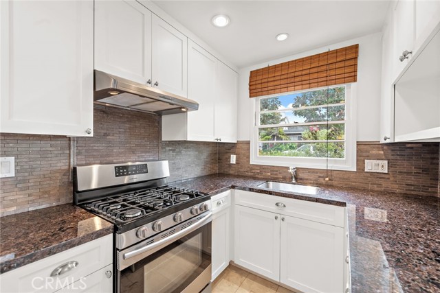 413 Dahlia Avenue, Corona del Mar CA: https://media.crmls.org/medias/2663f259-bc40-4c74-b7d7-fd5c1db9dc1c.jpg