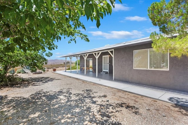 62171 Campanula Street, Joshua Tree CA: https://media.crmls.org/medias/2665f63f-55b6-4f38-890c-4b0e872db63c.jpg