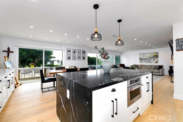2111 Vista Entrada, Newport Beach CA: https://media.crmls.org/medias/26680088-931e-4028-b65a-2338f92085d9.jpg