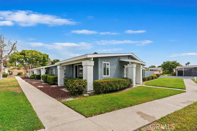 Detail Gallery Image 4 of 26 For 3676 Bartlett Ave., Oceanside,  CA 92057 - 2 Beds | 2 Baths