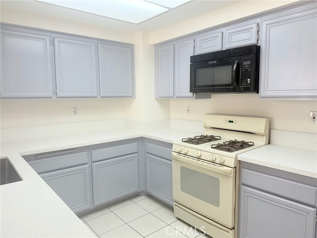 17 Rock Cliff Place, Phillips Ranch CA: https://media.crmls.org/medias/26695a2e-fc93-4059-8d62-134709baed82.jpg