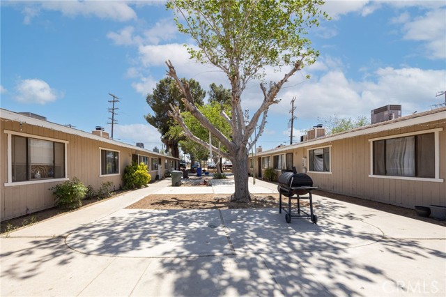 19287 US Highway 18, Apple Valley CA: https://media.crmls.org/medias/266aef44-ea4f-4120-98c7-6d2d35eb6cf2.jpg