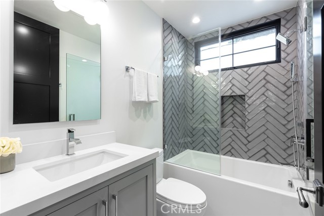 Detail Gallery Image 9 of 33 For 6149 Lindenhurst Ave, Los Angeles,  CA 90048 - 6 Beds | 5/2 Baths