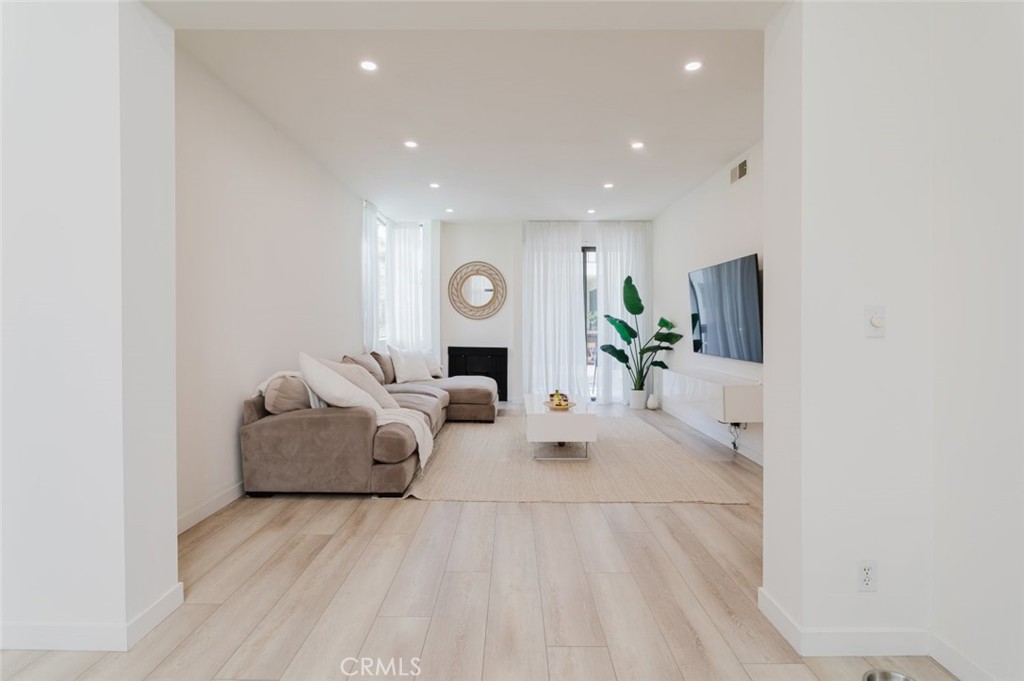 https://media.crmls.org/medias/266f7f87-0525-49f5-af56-6f0156a821a1.jpg?preset=X-Large