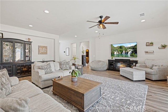 Detail Gallery Image 10 of 66 For 41727 Wayladn Ct, Quartz Hill,  CA 93536 - 5 Beds | 4 Baths