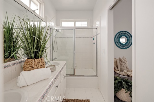 Main bathroom, dual vanity