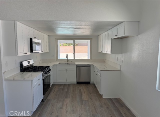 Detail Gallery Image 5 of 13 For 18260 Bonnie Ln, Fontana,  CA 92335 - 3 Beds | 2 Baths