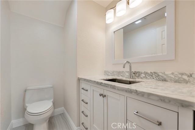 Detail Gallery Image 13 of 38 For 19017 Gault St #103,  Reseda,  CA 91335 - 3 Beds | 3 Baths