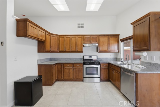 Detail Gallery Image 9 of 34 For 13628 Monterey Ct, Victorville,  CA 92392 - 3 Beds | 2 Baths