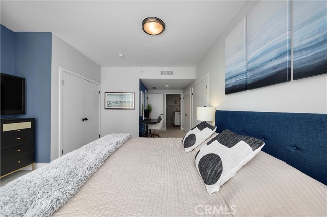 400 W Ocean Boulevard, Long Beach CA: https://media.crmls.org/medias/26819cf4-a867-4f1a-b8cc-0d5fe9b43d49.jpg