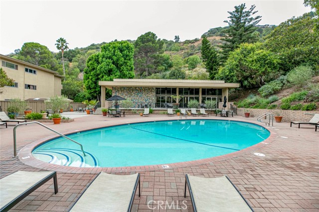 6700 Hillpark Drive, Los Angeles CA: https://media.crmls.org/medias/2681f47b-f2cf-457e-a4c9-687b6eb5383b.jpg