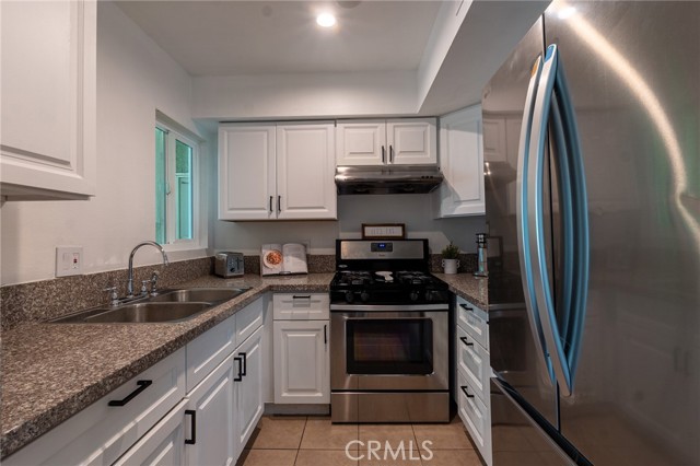 Detail Gallery Image 9 of 25 For 6155 Reseda #4,  Tarzana,  CA 91335 - 3 Beds | 2 Baths