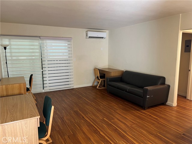 Detail Gallery Image 4 of 11 For 265 N Oakland #7,  Pasadena,  CA 91101 - 23 Beds | 23 Baths