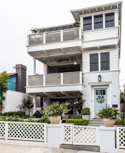 401 5th Street Manhattan Beach, California Nested on a quiet flat walk street in Manhattan Beach, 405 5th Street is the perfect blend of architecture experience from Doug Leach with a beachy cool vibe inside. Better than new and includes some key features that you won't find on a new build, including custom wallpaper, full AV Savant system, Lutron lighting system, and Lutron automated blinds. Interiors were re-imaged by Waterleaf Design while being located in a bullseye location with simple access to downtown Manhattan Beach, the pier, and the water make this home a true gem. This home has south facing exposure for all the sunshine with a peek-a-boo view of the ocean, good hill section views, and an open simple living space with a neutral design palette. 3 stop elevator, two laundry rooms, a ton of storage and built-ins throughout the home. In the heart of a classic coastal neighborhood, this location is a nucleus for family and friends. Relaxed but refined, crisp but inviting, the casual elegance of this purposeful environment embraces an active beach life where sun, sand, ocean breezes, and memories are closely interwoven. Your dream of sunshine and left handers will come true.