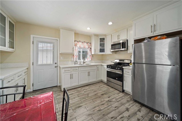Detail Gallery Image 9 of 27 For 6838 Severn Dr, Paramount,  CA 90723 - 4 Beds | 2 Baths