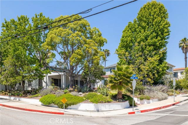 Detail Gallery Image 2 of 33 For 1701 Pier Ave, Santa Monica,  CA 90405 - 4 Beds | 2/1 Baths