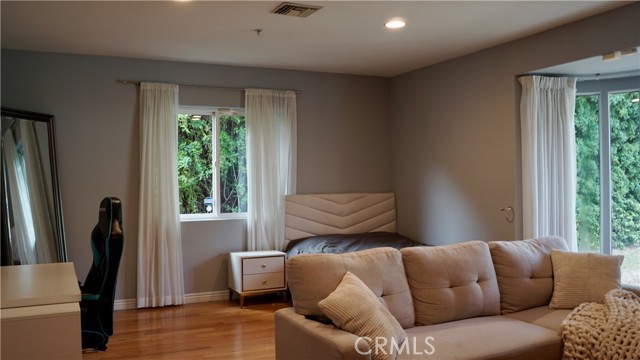 Detail Gallery Image 28 of 32 For 925 Sherlock Dr, Burbank,  CA 91501 - 3 Beds | 3 Baths