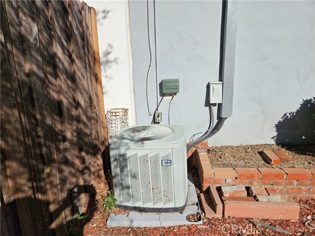 Detail Gallery Image 7 of 39 For 18237 Valley Vista Bld, Tarzana,  CA 91356 - 2 Beds | 1 Baths