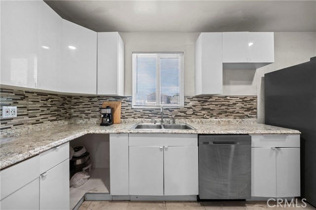 Detail Gallery Image 4 of 36 For 8053 Brimfield Ave, Panorama City,  CA 91402 - 4 Beds | 1/1 Baths