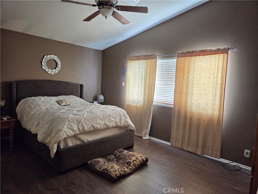 https://media.crmls.org/medias/268ef2b6-071d-469c-96a4-9a205cb2def9.jpg?preset=X-Large